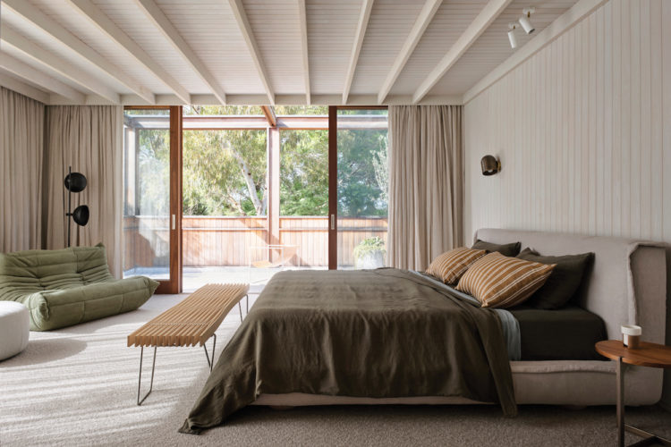 Spotted Gum House by Alexander & Co. embraces both past and present to ...